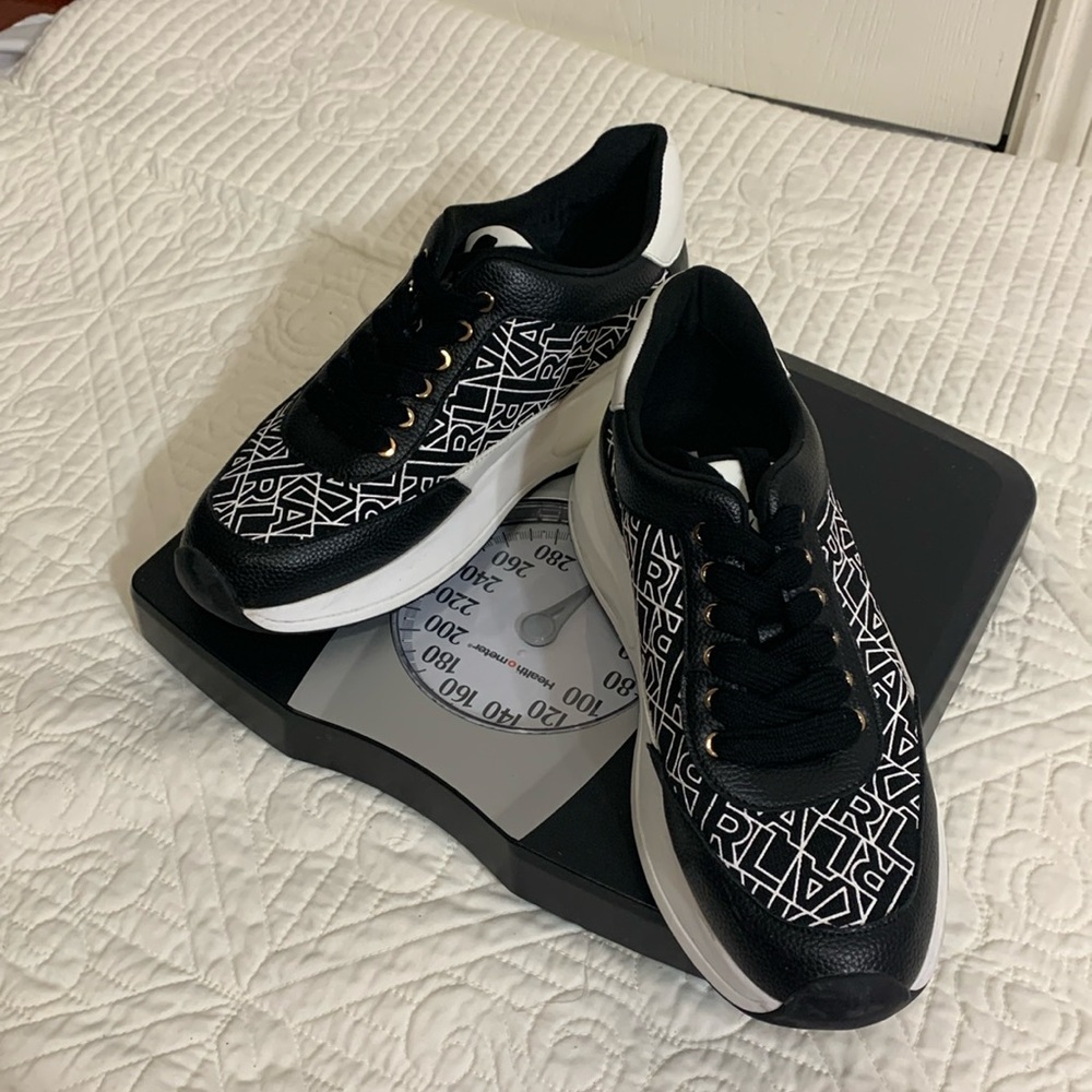 Karl Lagerfeld Paris Dallas lace used like new size 9 in very good condition